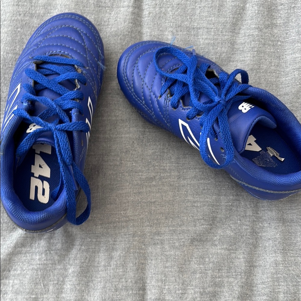 New Balance Blue Sneakers Sleek Design Breathable Material